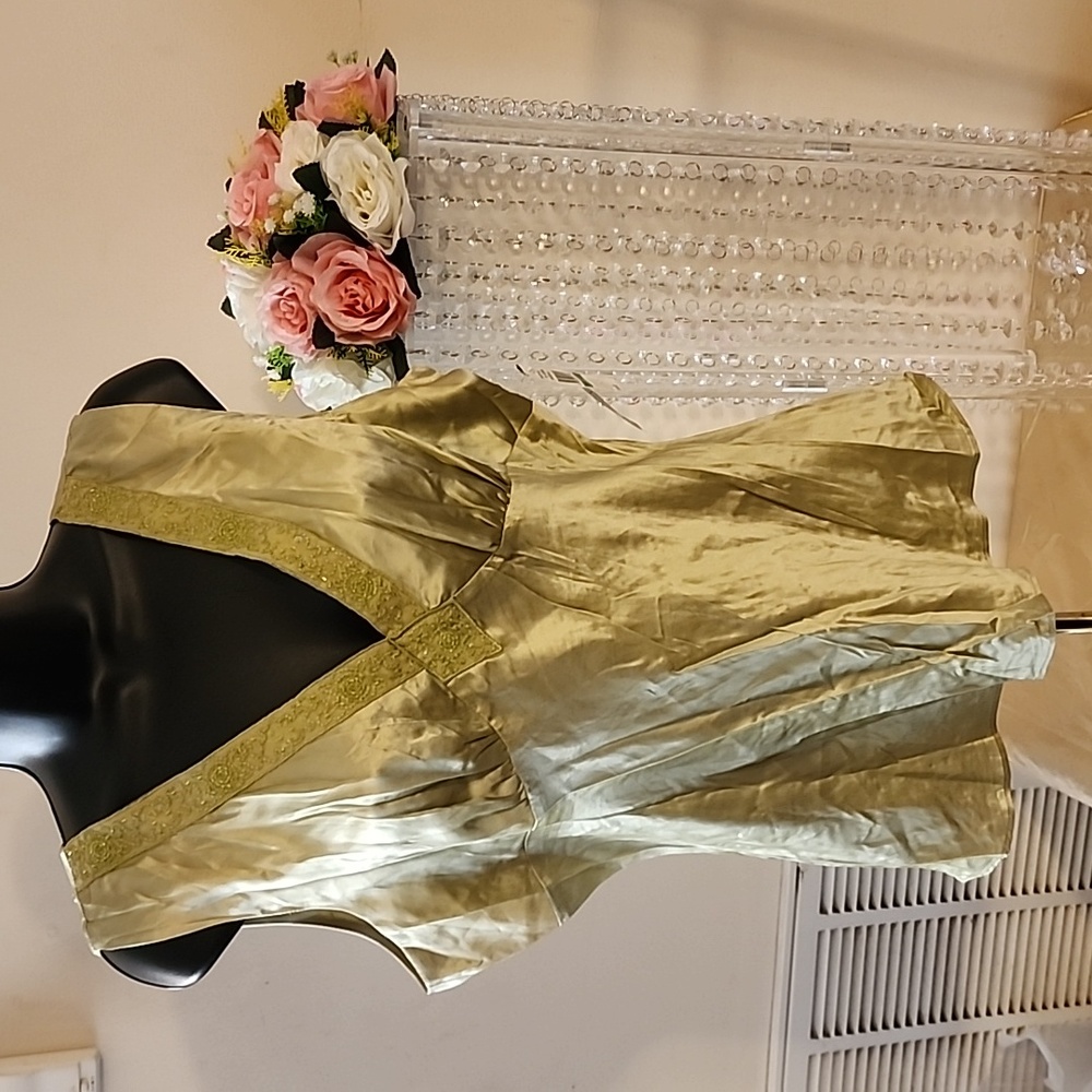 UNIFORM WOMEN'S TOP